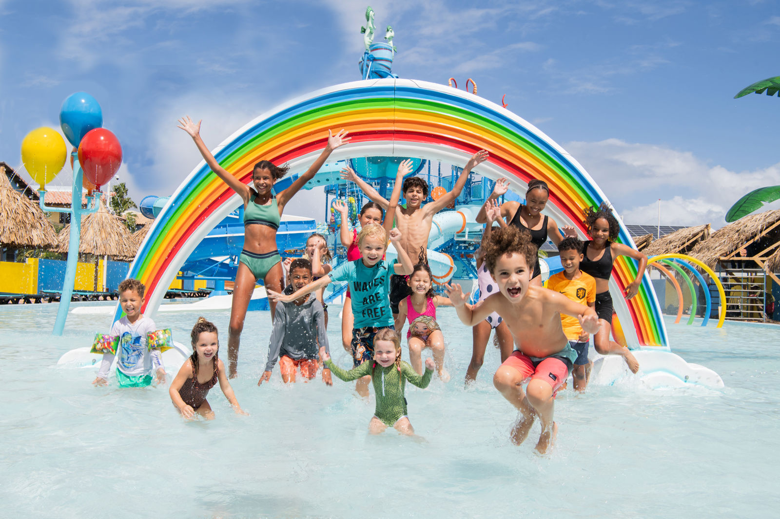 Kinderen spelen in zwembad Kunuku Aqua Resort - Tjingo.nl