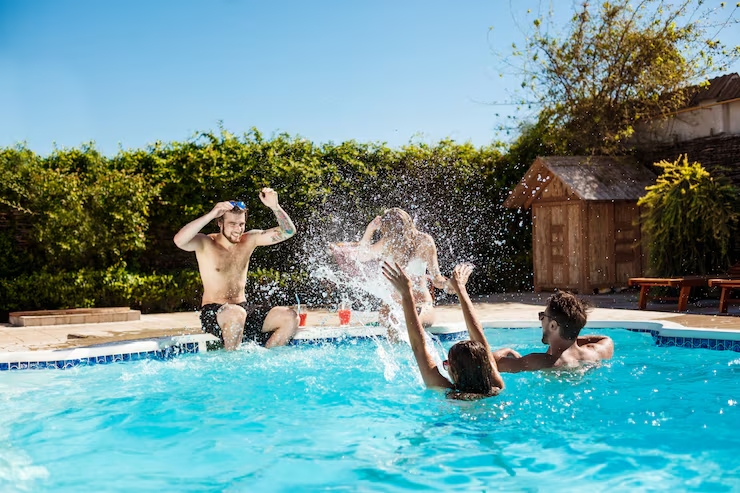 Familie geniet van zwembad tijdens zonnige vakantie