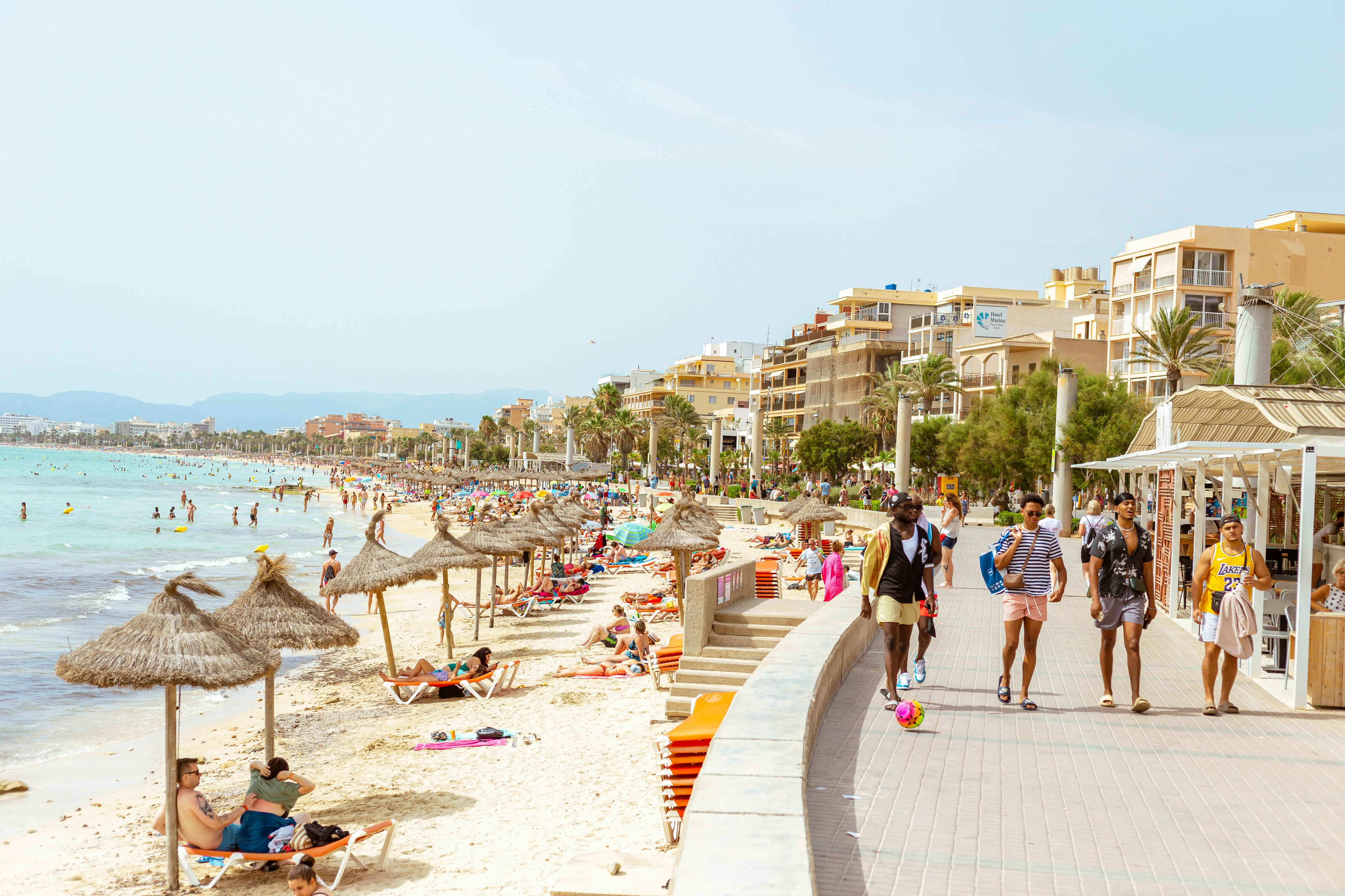 Druk strand en boulevard in Spanje