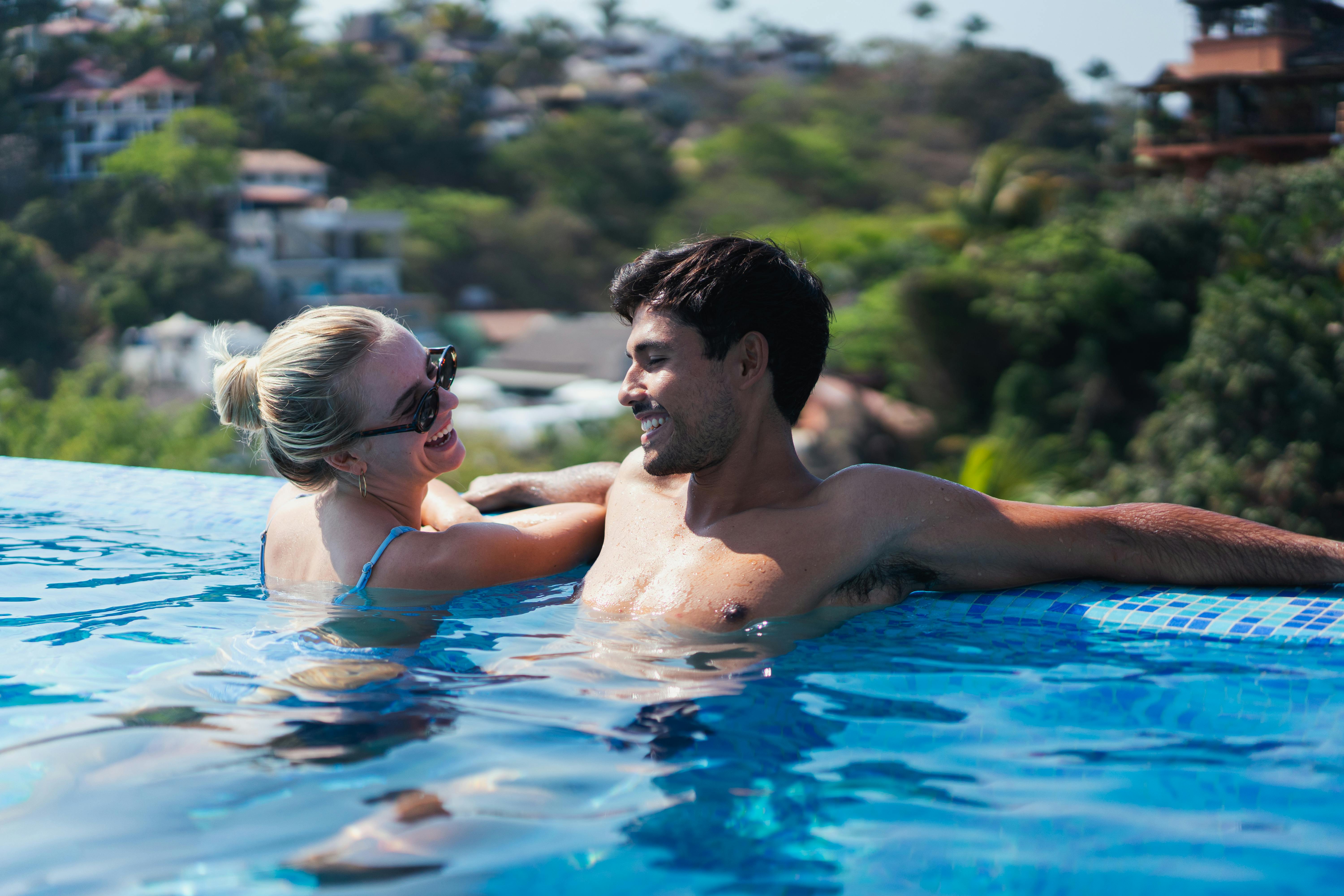 Koppel zit samen in een infinity-pool