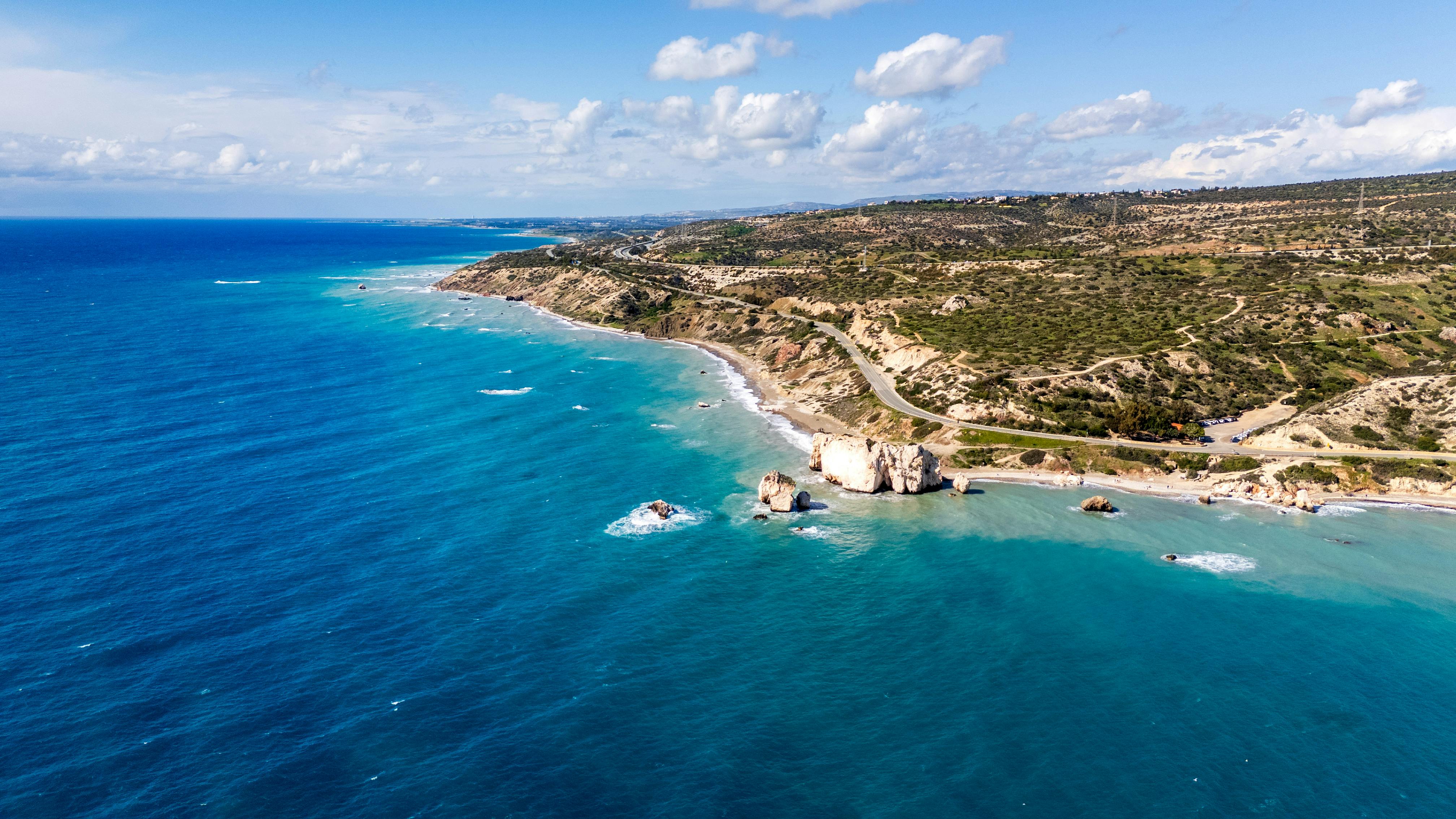 Kustlijn van Cyprus met helderblauw water