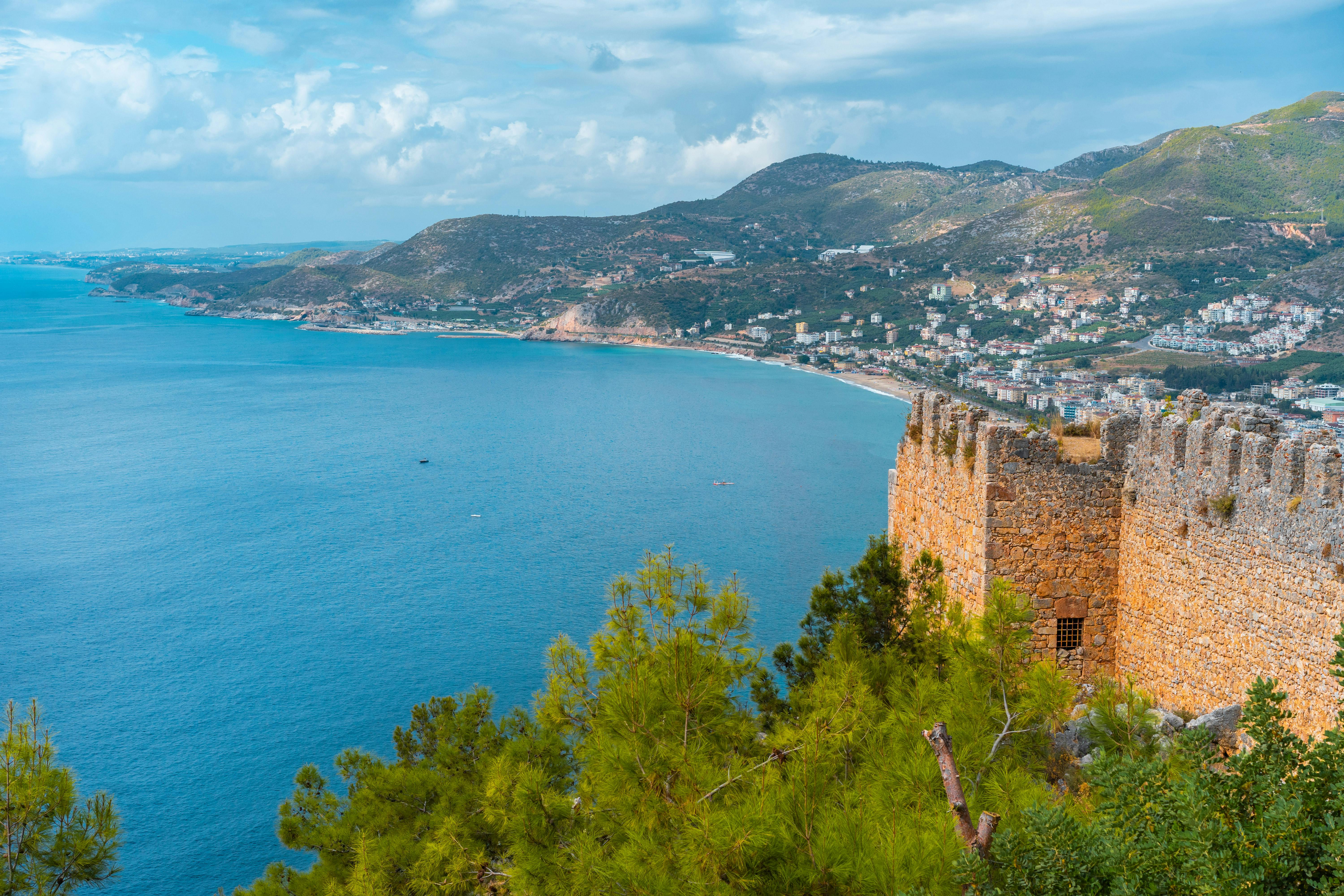 Ru&iuml;ne met daarachter de kust van Alanya