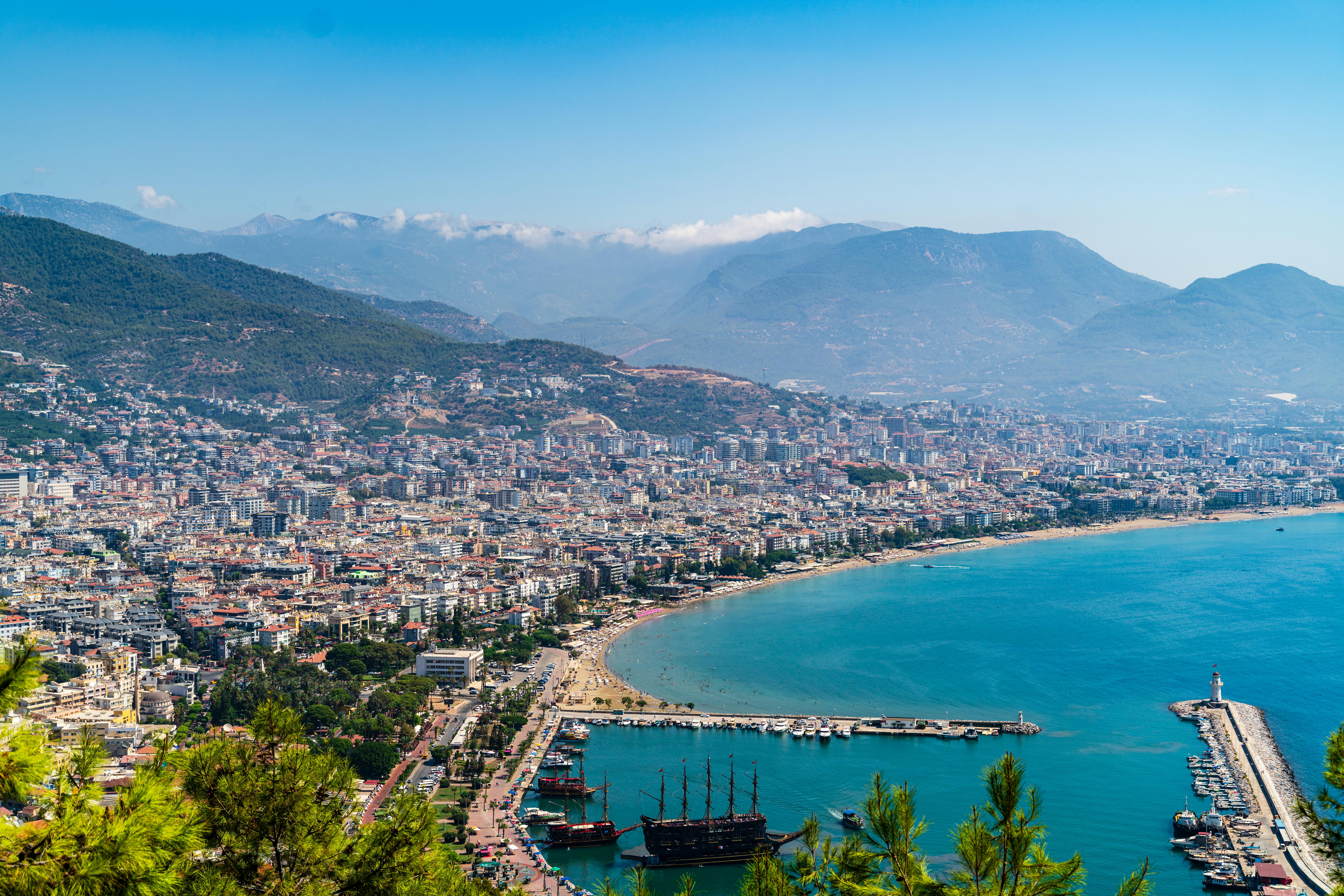 Kust van Turkije in Alanya met bergen in de achtergrond