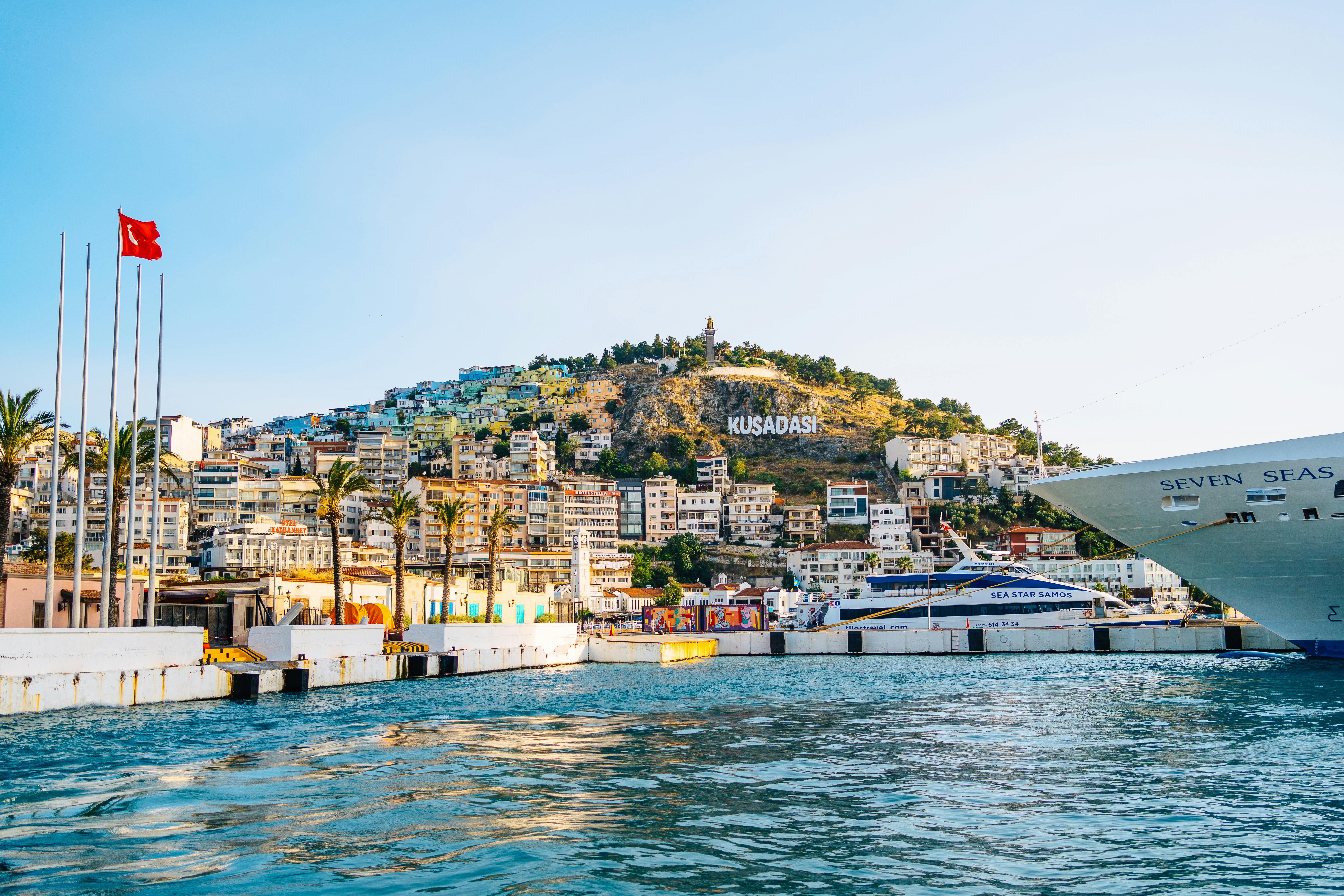 Haven aan de kust van Kusadasi met boten