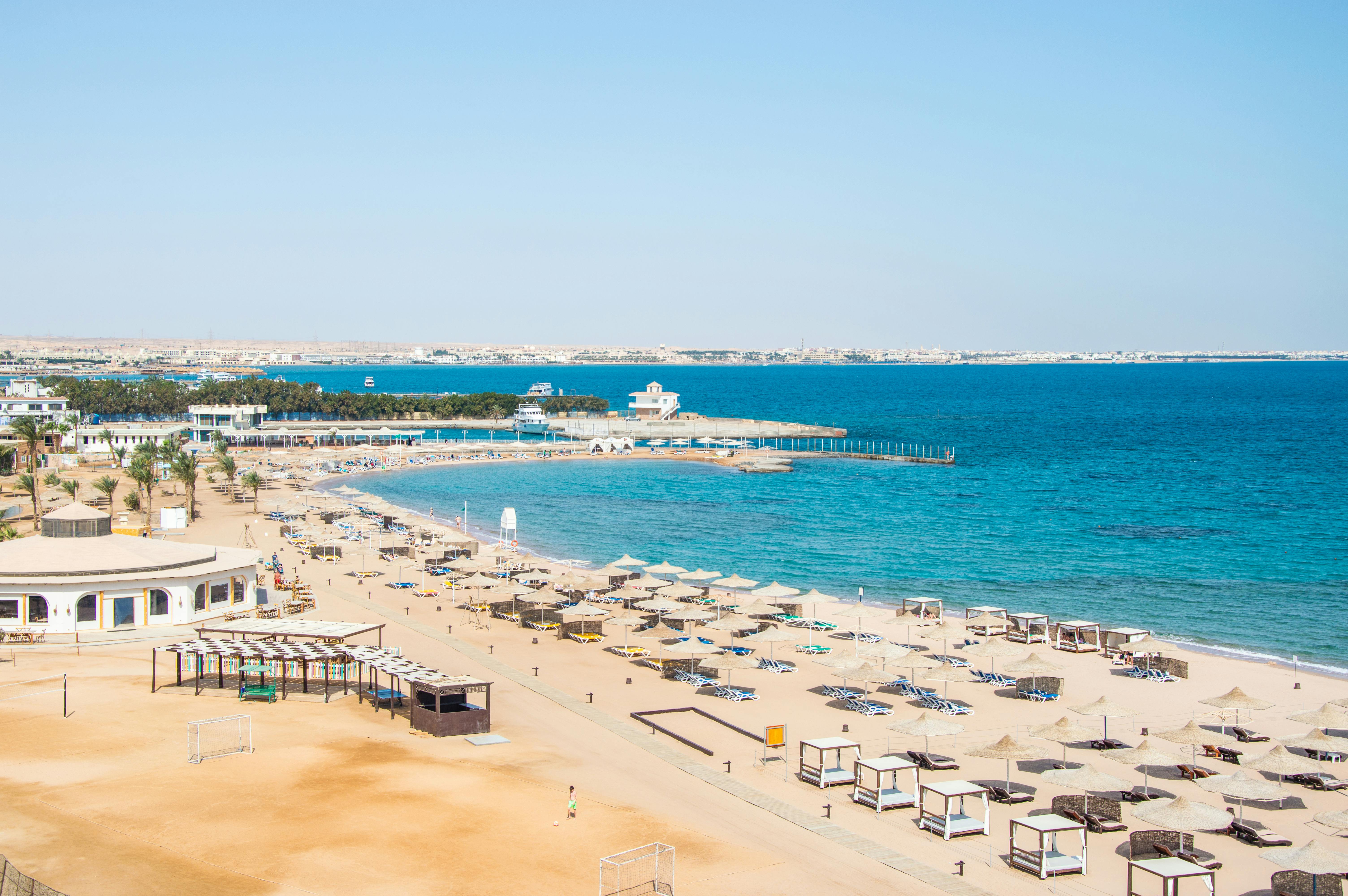 Wit strand met helderblauw water in Egypte