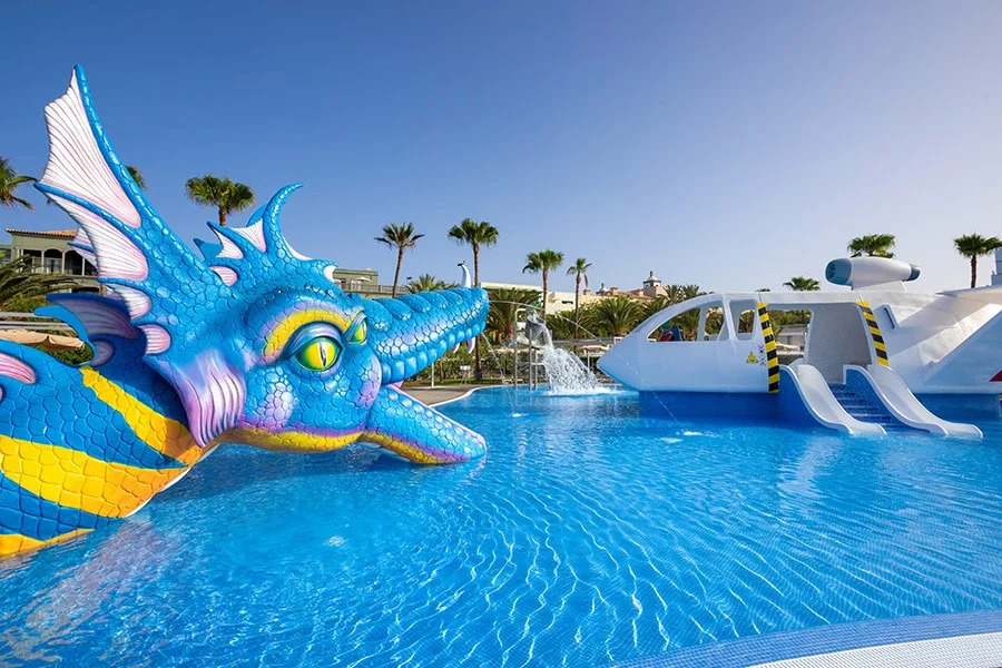 Waterpark bij all inclusive resort met zwembad en glijbanen voor kinderen