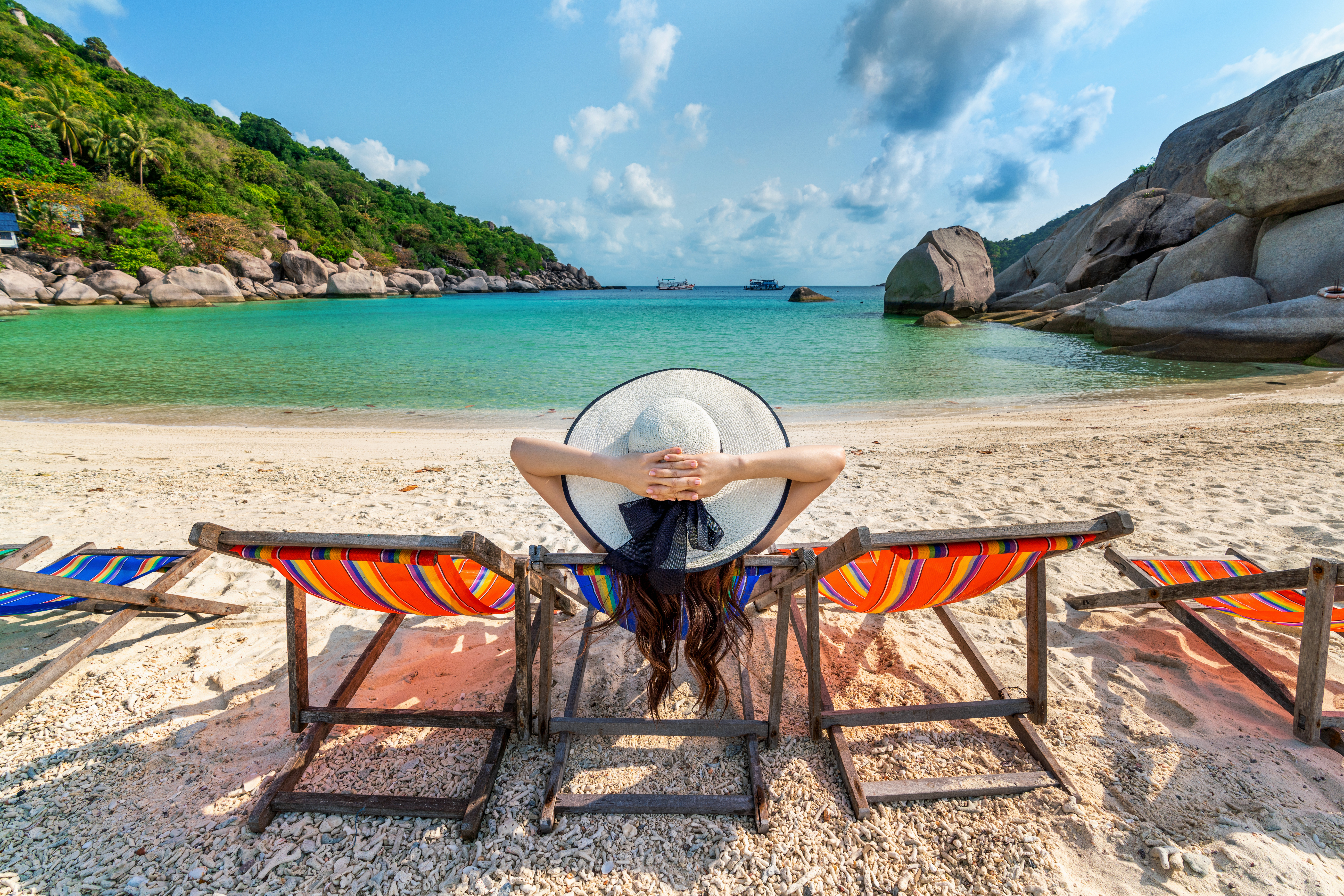 Vrouw relaxend op het strand - Tjingo.nl